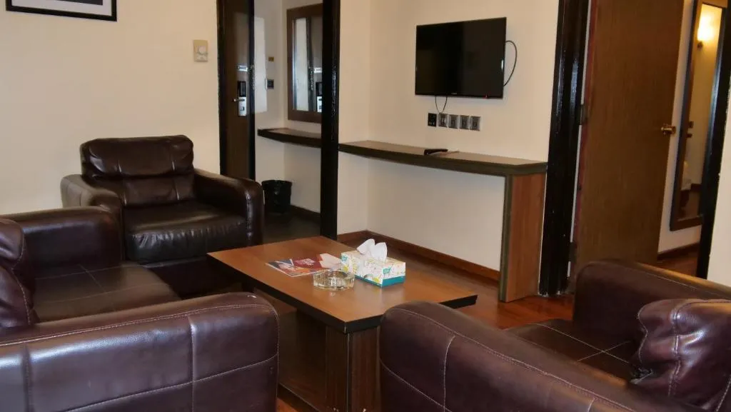/web/uploads/116/Hotel Presidential Portharcourt/room-photos/Executive room (NO MEAL INCLUDED)/hotel pres junior suite1 (1).jpg